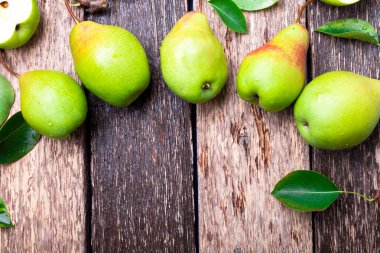 Ahşap rustik zemin üzerine armut. Üstten Görünüm. Çerçeve. Sonbaharda hasat. Kopya alanı.