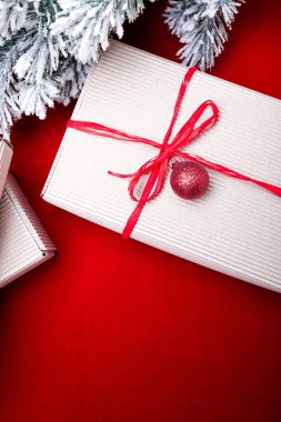 Noel hediye kutusu. Noel zanaat kutuları ve kırmızı zemin üzerine kırmızı kurdele sunar. Düz kopya alanı ile yatıyordu. Düz yatıyordu tarzı. Üstten Görünüm.