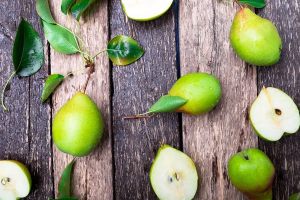 Ahşap rustik zemin üzerine armut. Üstten Görünüm. Çerçeve. Sonbaharda hasat.