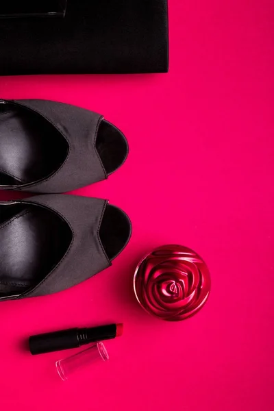 时尚女装配件套装。黑色和粉红色。最小.黑色的鞋子, 手镯, 香水, 口红和粉红色的背景袋。平躺. — 图库照片