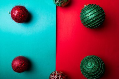 Yeşil ve kırmızı biber artalanları Noel topu. Noel tebrik kartı. Mutlu Noeller. Üstten Görünüm. Uzay kopyalayın. Minimalizm kavramı. 