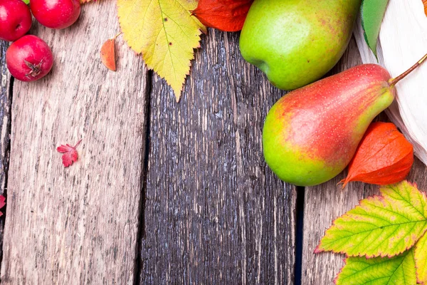 Fondo de acción de gracias con frutas de otoño y hojas sobre una mesa de madera rústica. Cosecha de otoño. Vista superior. Copiar espacio. Marco de acción de gracias — Foto de Stock