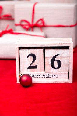 Boxing Günü Satılık. Takvim tarihi üzerinde kırmızı arka plan ile. Noel kavramı. 26 Aralık. Noel top ve hediyeler