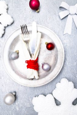 Noel tablo yer ayarını. Tatil arka plan. Gümüş tabak, bıçak ve çatal ile Noel süsleri. Üstten Görünüm.