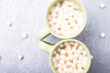 İki fincan sıcak kahve ya da çikolata hatmi gri arka plan üzerinde. Düz yatıyordu hatmi. Üstten Görünüm. 