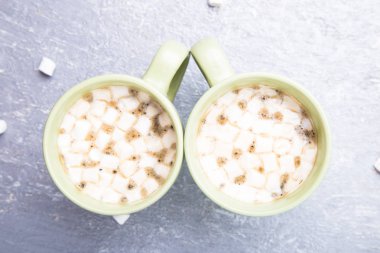 İki fincan sıcak kahve ya da çikolata hatmi gri arka plan üzerinde. Düz yatıyordu hatmi. Üstten Görünüm. 