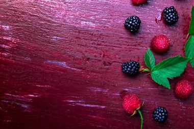 BlackBerry ve ahududu kırmızı ahşap zemin üzerinde. Üstten Görünüm. Çerçeve. Düz yatıyordu