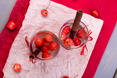 Kırmızı biber ve ahşap arka plan elma tarçın su detoks. Üstten Görünüm. Düz yatıyordu.