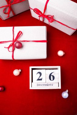 Boxing Günü Satılık. Takvim tarihi üzerinde kırmızı arka plan ile. Noel kavramı. 26 Aralık. Noel top ve hediyeler. Üstten Görünüm. Kopya alanı.