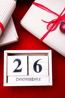 Boxing Günü Satılık. Takvim tarihi üzerinde kırmızı arka plan ile. Noel kavramı. 26 Aralık. Noel top ve hediyeler. Üstten Görünüm. Kopya alanı.