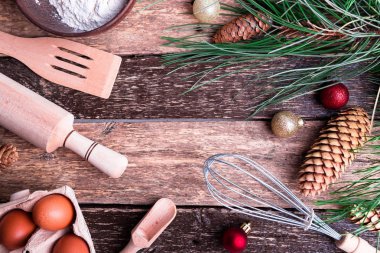 Malzemeler ahşap arka plan üzerinde Noel pişirme yemek pişirmek için. Görünümü en çok, uzay kopyalayın. Düz yatıyordu. Noel dekorasyon.