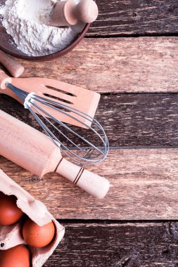 Malzemeler ahşap arka plan üzerinde pişirme yemek pişirmek için. Görünümü en çok, uzay kopyalayın. Düz yatıyordu. 