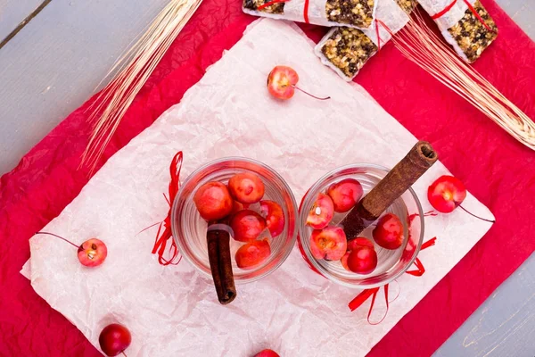 Barrette di muesli dietetiche con acqua di cannella di mela disintossicante su pepe rosso e fondo di legno. Vista dall'alto. Posa piatta . — Foto Stock