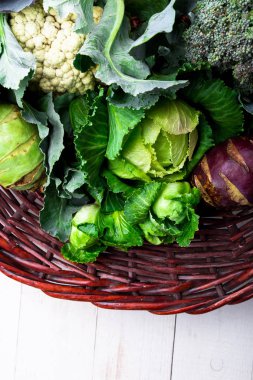 Çeşitli lahana brokoli karnabahar. Sepet içinde lahana, muhtelif.