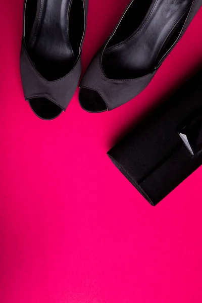 Набір модних аксесуарів для леді. Чорно-рожевий. Мінімум. Чорне взуття та сумка на рожевому тлі. Плоский прошарок . — стокове фото