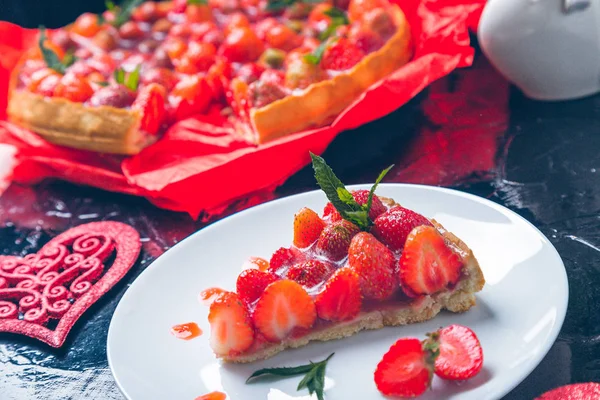 Tarta de fresa sobre plato blanco mesa de madera negra. De una pieza. Romántico. Amor. Corazón. Fotografía tonal. Día de San Valentín — Foto de Stock