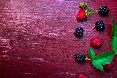 BlackBerry ve ahududu kırmızı ahşap zemin üzerinde. Üstten Görünüm. Çerçeve. Düz yatıyordu