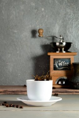 Kahve çekirdekleri ile ahşap arka plan üzerinde sıçrama ile.