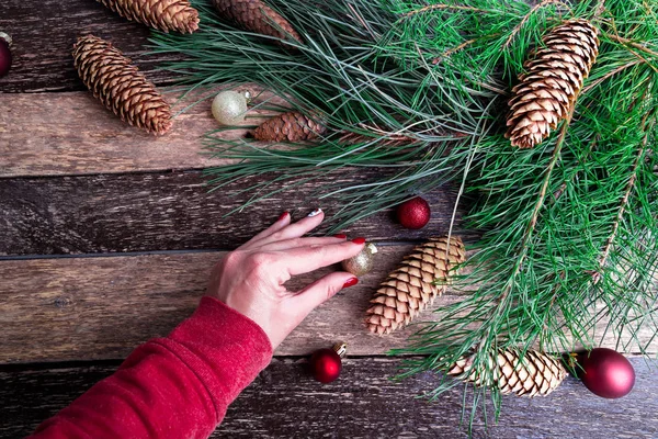 Mano femminile Decorare Natale o Capodanno Composizione. Lay piatto — Foto Stock