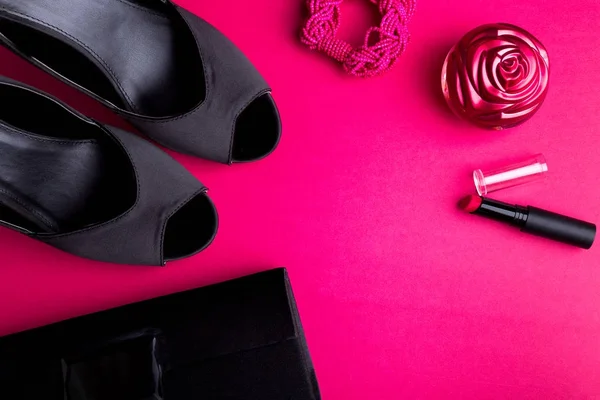 时尚女装配件套装。黑色和粉红色。最小.黑色的鞋子, 手镯, 香水, 口红和粉红色的背景袋。平躺. — 图库照片