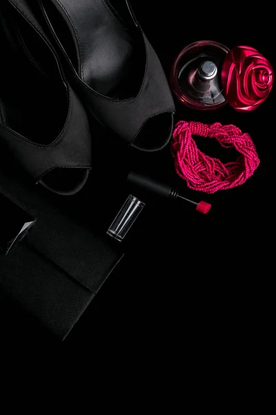 时尚女装配件套装。黑色和粉红色。最小.鞋, 手镯, 香水, 口红和黑色背景袋。平躺. — 图库照片