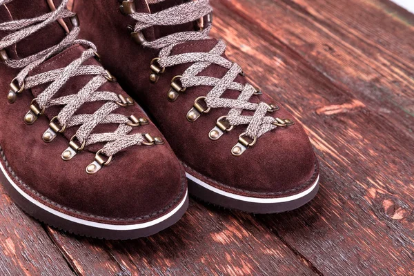 Botas de gamuza marrón sobre fondo de madera. Zapatos de otoño o invierno . —  Fotos de Stock