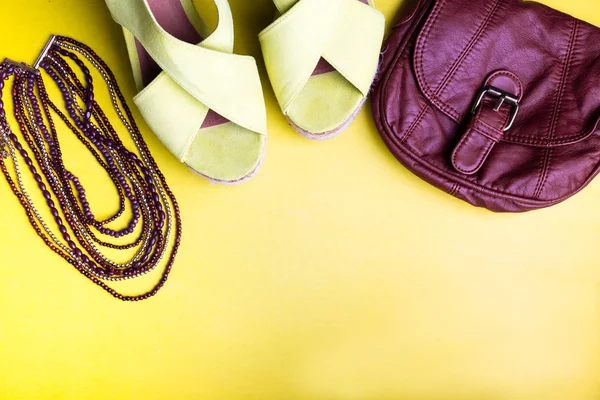 Set of Woman 's Things Accessories to Summer Season (em inglês). Brown Bag sandálias plataforma amarela, colar. Colocação plana . — Fotografia de Stock