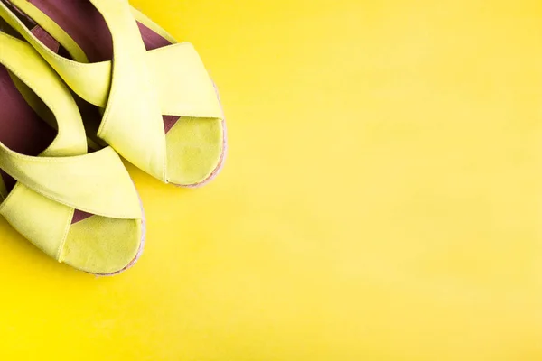 Sandalias de plataforma amarilla sobre fondo amarillo pimienta. Piso Lay . —  Fotos de Stock