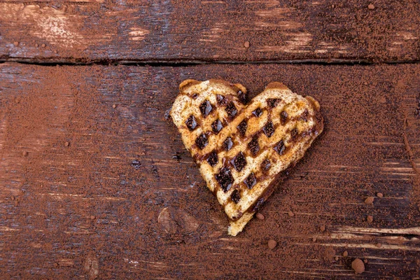 Un gofre belga en forma de corazón con chocolate sobre fondo de madera. Acostado. Copiar espacio — Foto de Stock