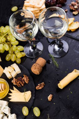 Peynir tabağı. Ceviz, peynirli ürün yelpazesine bir bal taşı kayrak plaka üzerinde ekmek.