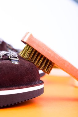 Kahverengi adamı süet fırçası ile çizmeler. Makro. Temiz Ayakkabı