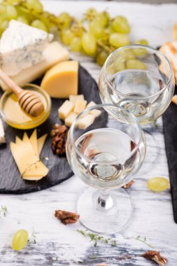 Peynir tabağı. Ceviz, peynirli ürün yelpazesine bir bal taşı kayrak plaka üzerinde ekmek.