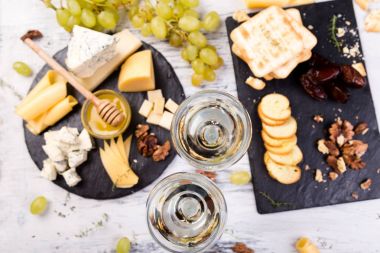 Peynir tabağı. Ceviz, peynirli ürün yelpazesine bir bal taşı kayrak plaka üzerinde ekmek.