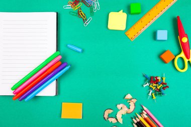 Okul malzemeleri. Back to School kavramı. Üstten Görünüm. Düz Lay.