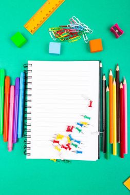 Okul malzemeleri. Back to School kavramı. Üstten Görünüm. Düz Lay.