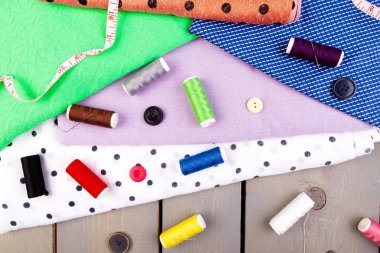 Öğeleri dikiş elbise için. Düğmeleri dikiş, iplik ve kumaş biriktirir. Üstten Görünüm.
