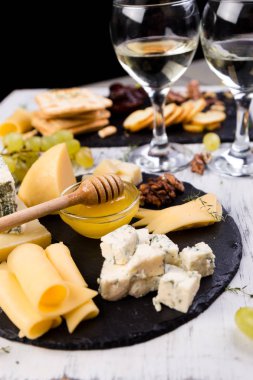 Peynir tabağı. Ceviz, peynirli ürün yelpazesine bir bal taşı kayrak plaka üzerinde ekmek.