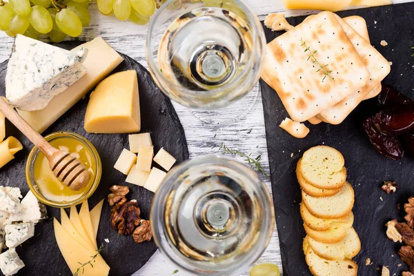 Peynir tabağı. Ceviz, peynirli ürün yelpazesine bir bal taşı kayrak plaka üzerinde ekmek.