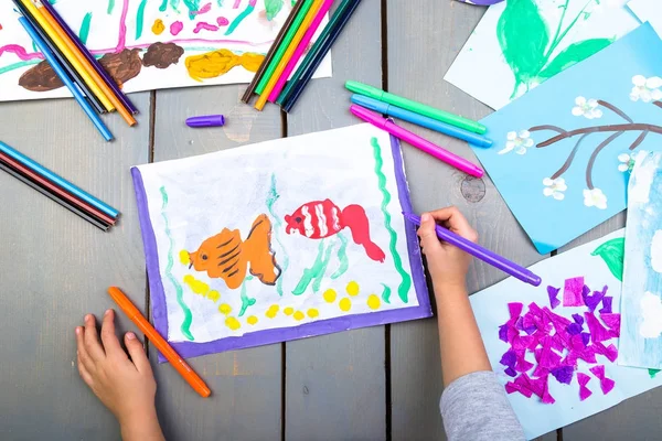 Детский рисунок. Вид сверху на руки ребенка с карандашом на бумаге. Детские рисунки . — стоковое фото