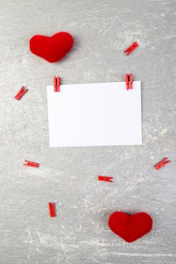 Sevgililer günü. Tebrik kartı ile kalpleri yakınındaki boş yer