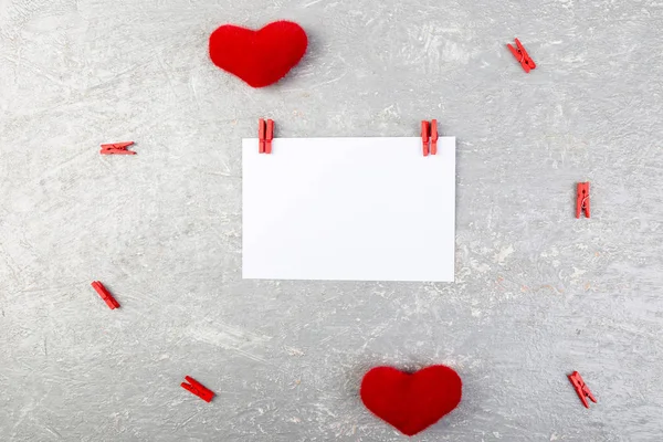 San Valentín. Tarjeta de felicitación con espacio vacío cerca de corazones — Foto de Stock