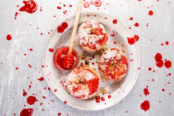 Kırmızı elma dolması süzme peynir ve Granola Jam ile sağlıklı bir diyet yemek pişmiş. 