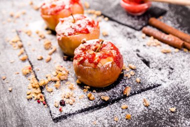 Kırmızı elma dolması süzme peynir ve Granola Jam ile sağlıklı bir diyet yemek pişmiş. 