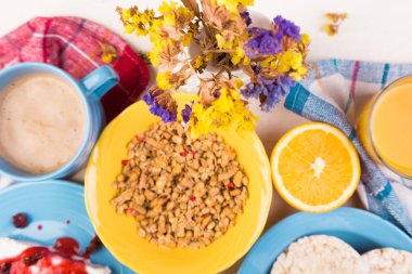 Sağlıklı kahvaltı. Çeşitli ürün yelpazesine sahip küme. Portakal suyu, Granola, kruvasan, kahve ve meyve.