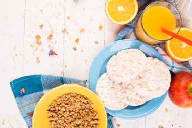 Sağlıklı kahvaltı. Çeşitli ürün yelpazesine sahip küme. Portakal suyu, Granola, kahve ve meyve.