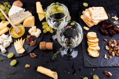 Peynir tabağı. Ceviz, peynirli ürün yelpazesine bir bal taşı kayrak plaka üzerinde ekmek.