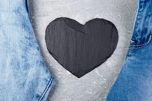 Denim. Jeans sfondo texture. San Valentino. Cuore di ardesia di pietra nera. Copia spazio . — Foto Stock