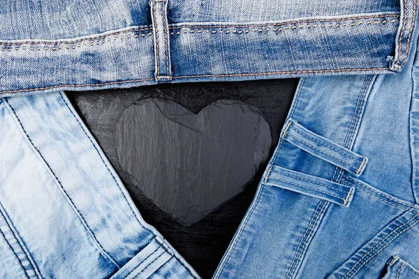 Denim. Jeans texture fond. Saint Valentin. Black Stone Ardoise coeur. Espace de copie . — Photo