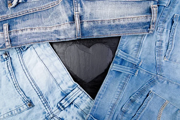 Denim. Vaqueros textura fondo. Día de San Valentín. Corazón de pizarra de piedra negra. Copiar espacio . — Foto de Stock