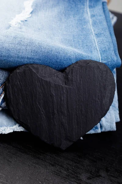 Denim. Vaqueros textura fondo. Día de San Valentín. Corazón de pizarra de piedra negra. Copiar espacio . — Foto de Stock